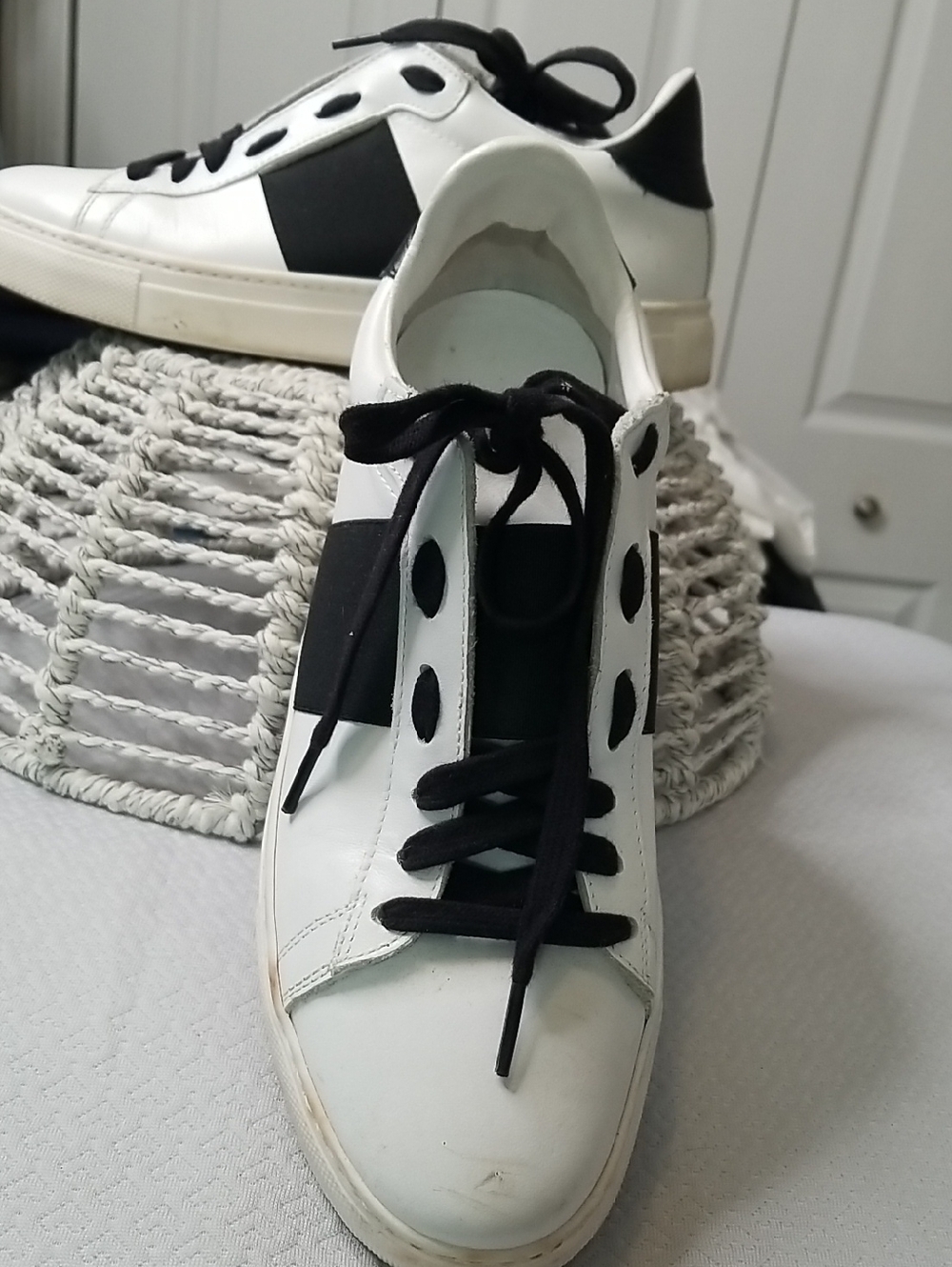 M Gemi womens Bkack White Lace Up sneakers Size 7-7.5 EUC